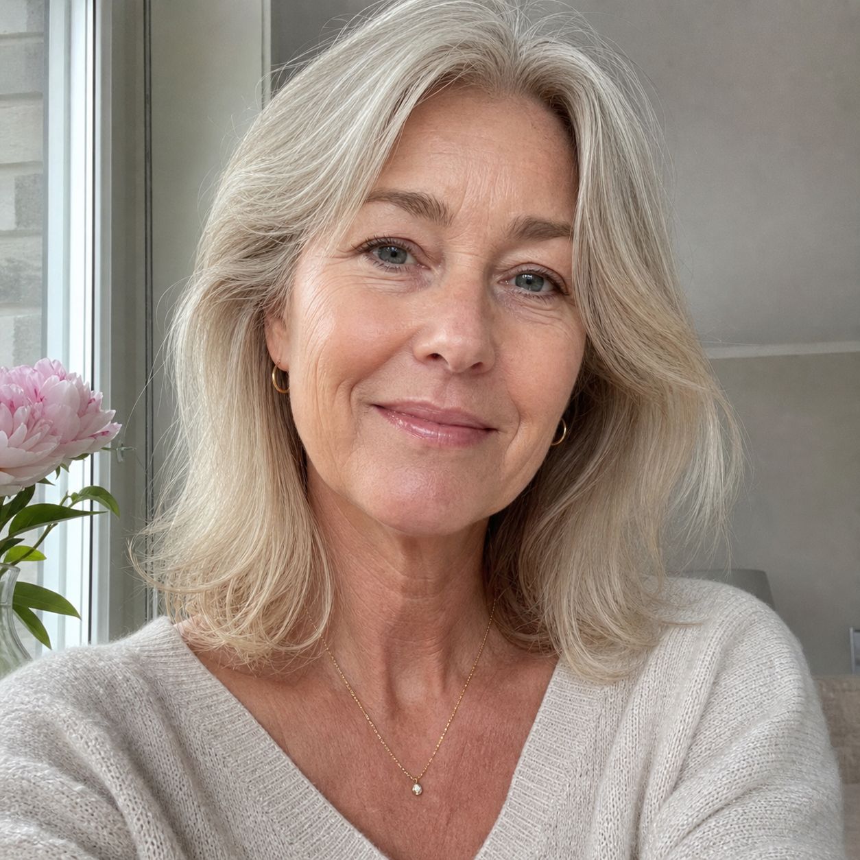 Mogen kvinna som bär ett diskret guldhalsband